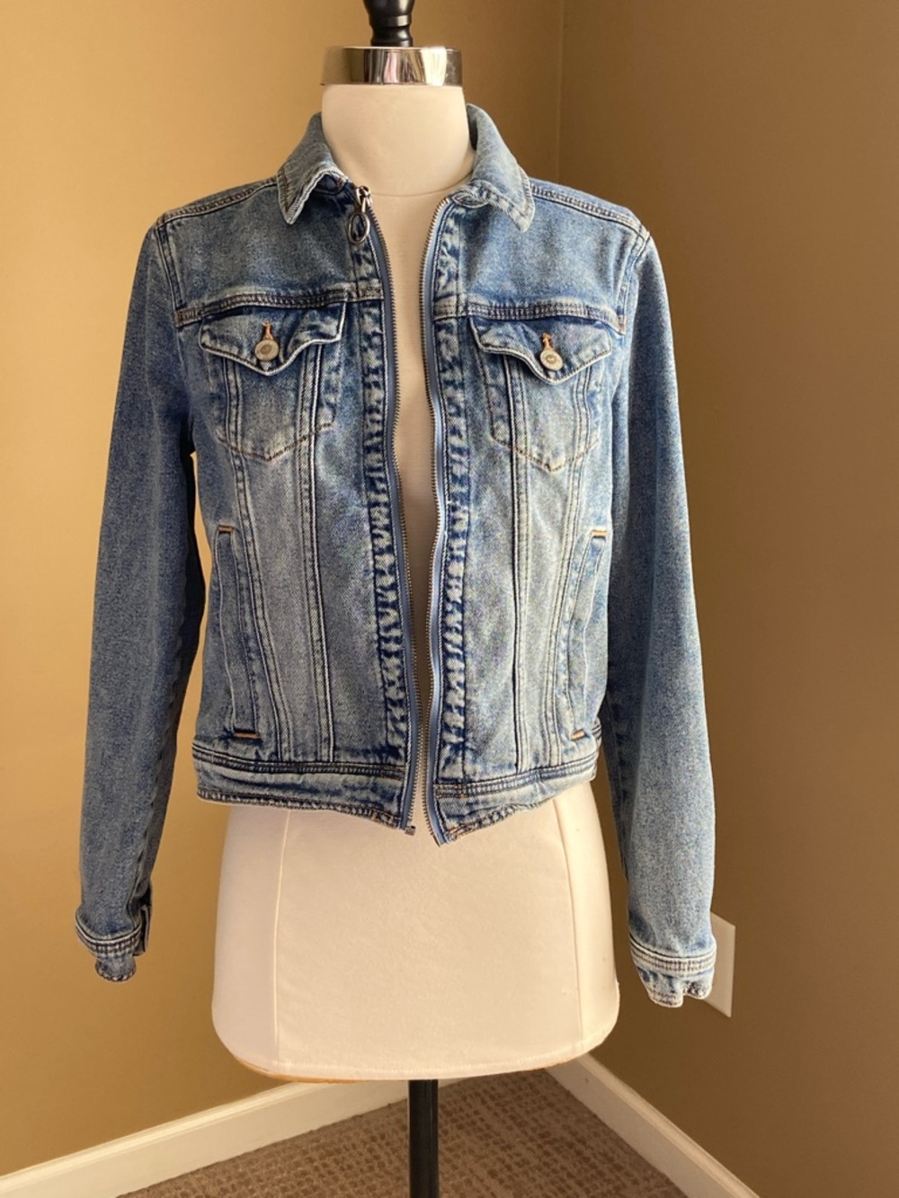 Hollister Classic Women’s Medium Wash Faded‎ Denim Jacket, XSmall, Layered Looks